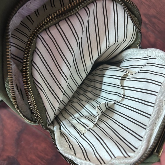 Green Crossbody Sling Bag - Picture 6 of 7